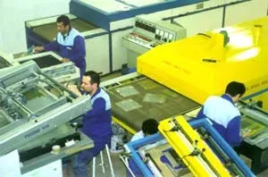 G&D Elektronik serigrafi baskı hattında çalışan teknisyenler